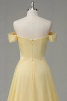 Laden Sie das Bild in den Galerie-Viewer, Buttergelbes A-Linien-Maxikleid mit gerafftem Off-the-shoulder und Schlitz