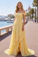Laden Sie das Bild in den Galerie-Viewer, Schulterfreies Chiffon Buttergelbes A-Linie Gerafftes Maxikleid mit Schlitz