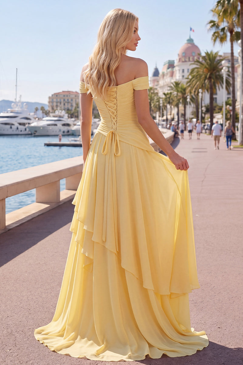 Laden Sie das Bild in den Galerie-Viewer, Schulterfreies Chiffon Buttergelbes A-Linie Gerafftes Maxikleid mit Schlitz