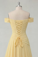 Laden Sie das Bild in den Galerie-Viewer, Off-the-shoulder Chiffon Butter Gelbes A-Linie gerafftes Maxikleid mit Schlitz