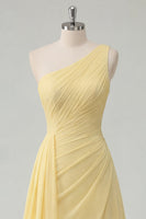 Laden Sie das Bild in den Galerie-Viewer, Buttergelbes A-Linien-einschulter-Chiffon gerafftes Maxikleid mit Schlitz