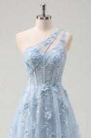 Laden Sie das Bild in den Galerie-Viewer, A-Linie langes Abschlussballkleid mit einer einen Schulter und blauem Korsett, appliziert