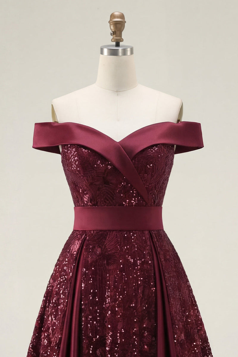 Laden Sie das Bild in den Galerie-Viewer, Glitzerndes schulterloses, burgunderrotes A-Line-Pailletten-Langball-Kleid