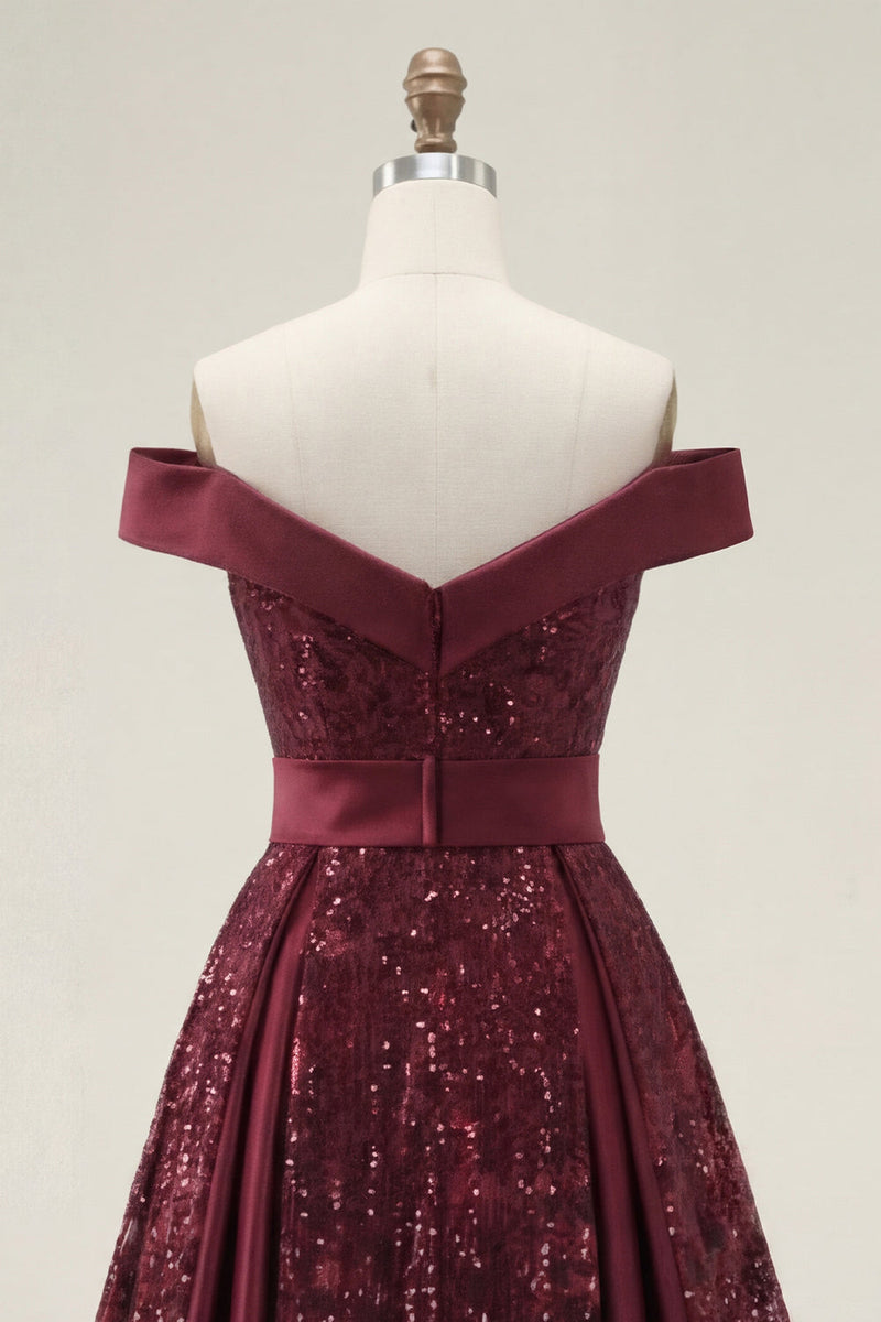Laden Sie das Bild in den Galerie-Viewer, Glitzerndes schulterloses, burgunderrotes A-Line-Pailletten-Langball-Kleid