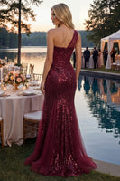 Laden Sie das Bild in den Galerie-Viewer, Glitzerndes einschulterfarbenes, burgunderrotes Meerjungfrauen-Pailletten-Langball-Kleid mit Schlitz