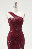 Laden Sie das Bild in den Galerie-Viewer, Glitzerndes einschulterfarbenes, burgunderrotes Meerjungfrauen-Pailletten-Langball-Kleid mit Schlitz