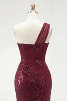 Laden Sie das Bild in den Galerie-Viewer, Glitzerndes einschulterfarbenes, burgunderrotes Meerjungfrauen-Pailletten-Langball-Kleid mit Schlitz