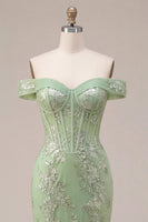 Laden Sie das Bild in den Galerie-Viewer, Langes Abschlussballkleid mit Meerjungfrauengrün mit Off-the-shoulder-Korsettapplikationen
