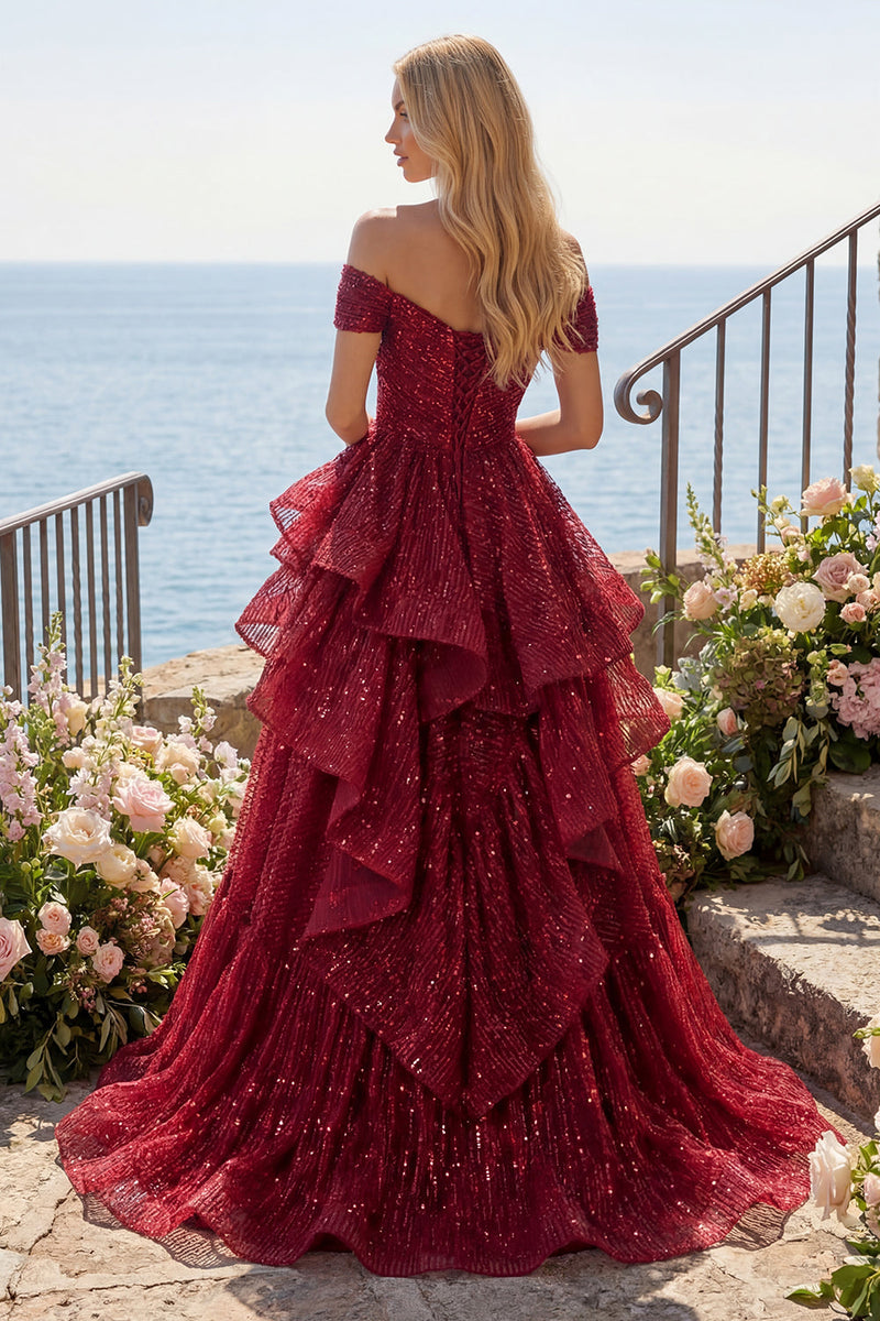Laden Sie das Bild in den Galerie-Viewer, Glitzerndes burgunderrotes, schulterfreies, paillettengerafftes langes Abschlussballkleid mit Rüschen