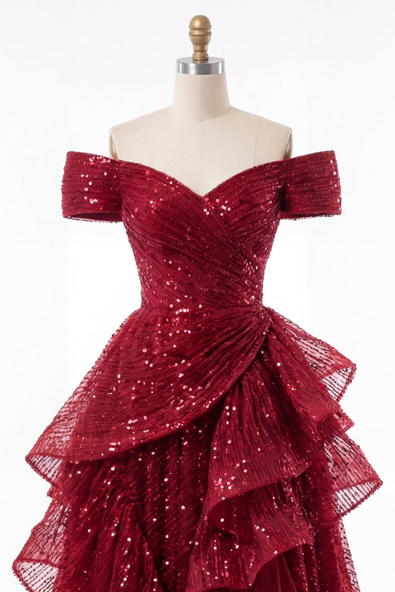 Laden Sie das Bild in den Galerie-Viewer, Glitzerndes burgunderrotes, schulterfreies, paillettengerafftes langes Abschlussballkleid mit Rüschen