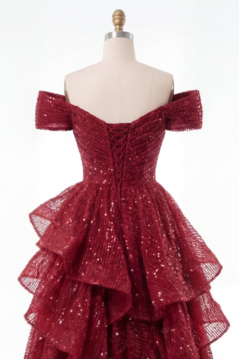 Laden Sie das Bild in den Galerie-Viewer, Glitzerndes burgunderrotes, schulterfreies, paillettengerafftes langes Abschlussballkleid mit Rüschen