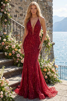 Laden Sie das Bild in den Galerie-Viewer, Glitzerndes burgunderrotes Halter, rückenloses Meerjungfrauen-Ballkleid mit langen Perlen und Fransen