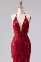 Laden Sie das Bild in den Galerie-Viewer, Glitzerndes burgunderrotes Halter, rückenloses Meerjungfrauen-Ballkleid mit langen Perlen und Fransen