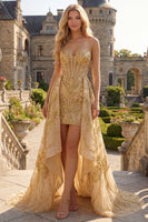 Laden Sie das Bild in den Galerie-Viewer, Glitzerndes goldenes Sweetheart Bodycon-Korsett, mit Perlen, Mini-Abschlussballkleid mit Rüschen Kapellenschleppe