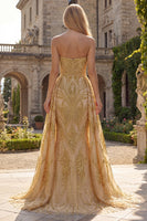 Laden Sie das Bild in den Galerie-Viewer, Glitzerndes goldenes, trägerloses Meerjungfrauen-Abschlussballkleid mit seitlichem Draper