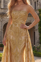 Laden Sie das Bild in den Galerie-Viewer, Glitzerndes goldenes, trägerloses Meerjungfrauen-Abschlussballkleid mit seitlichem Draper