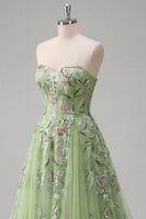 Laden Sie das Bild in den Galerie-Viewer, Trägerloses Grünes Floral Besticktes A-Linie Tüll Abschlussballkleid