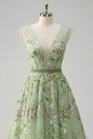 Laden Sie das Bild in den Galerie-Viewer, Grünes V-Ausschnitt-Floral-Sticker-A-Linien-Tüll-Abschlussballkleid