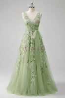 Laden Sie das Bild in den Galerie-Viewer, Grünes florales V-Ausschnitt A-Linie-Applikiertes Abschlussballkleid