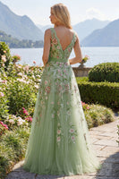 Laden Sie das Bild in den Galerie-Viewer, Grünes florales V-Ausschnitt A-Linie-Applikiertes Abschlussballkleid