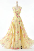 Laden Sie das Bild in den Galerie-Viewer, Gelbes V-Ausschnitt mit gerafftem A-Linie floraler Abschlussballkleid mit Schlitz