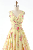 Laden Sie das Bild in den Galerie-Viewer, Gelbes V-Ausschnitt mit gerafftem A-Linie floraler Abschlussballkleid mit Schlitz