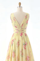 Laden Sie das Bild in den Galerie-Viewer, Gelbes V-Ausschnitt mit gerafftem A-Linie floraler Abschlussballkleid mit Schlitz