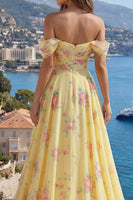 Laden Sie das Bild in den Galerie-Viewer, Glitzerndes Gelbes Schulterloses Rüschen Langes Abschlussballkleid mit Perlen