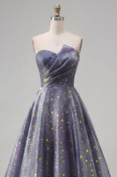 Laden Sie das Bild in den Galerie-Viewer, Elegantes, sternenbesetztes langes Abschlussballkleid mit einem skulpturalen, gerafften Oberteil und einem A-Linien-Rock