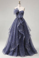 Laden Sie das Bild in den Galerie-Viewer, Sternennacht staubiges blaues, trägerloses, langes Abschlussballkleid mit herabfallenden Rüschen
