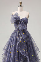Laden Sie das Bild in den Galerie-Viewer, Sternennacht staubiges blaues, trägerloses, langes Abschlussballkleid mit herabfallenden Rüschen
