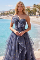 Laden Sie das Bild in den Galerie-Viewer, Sternennacht staubiges blaues, trägerloses, langes Abschlussballkleid mit herabfallenden Rüschen
