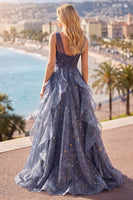 Laden Sie das Bild in den Galerie-Viewer, Elegantes V-Ausschnitt-Tüll-Sternenhimmel-Staubblaues Abschlussballkleid mit gestuften Rüschen