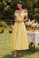 Laden Sie das Bild in den Galerie-Viewer, Off-the-shoulder gelbes, gerafftes A-Linien-Maxikleid mit Taschen
