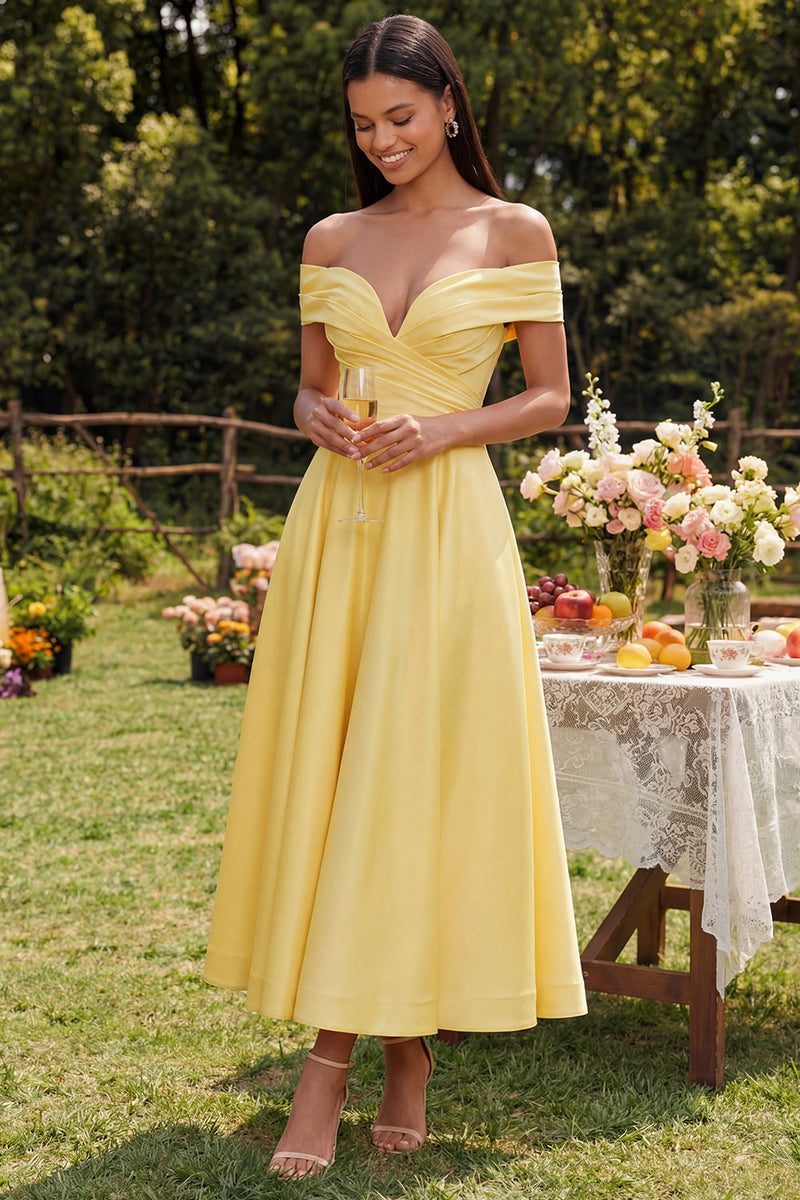 Laden Sie das Bild in den Galerie-Viewer, Off-the-shoulder gelbes, gerafftes A-Linien-Maxikleid mit Taschen