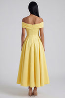Laden Sie das Bild in den Galerie-Viewer, Off-the-shoulder gelbes, gerafftes A-Linien-Maxikleid mit Taschen