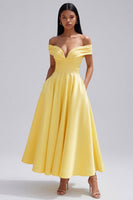 Laden Sie das Bild in den Galerie-Viewer, Off-the-shoulder gelbes, gerafftes A-Linien-Maxikleid mit Taschen