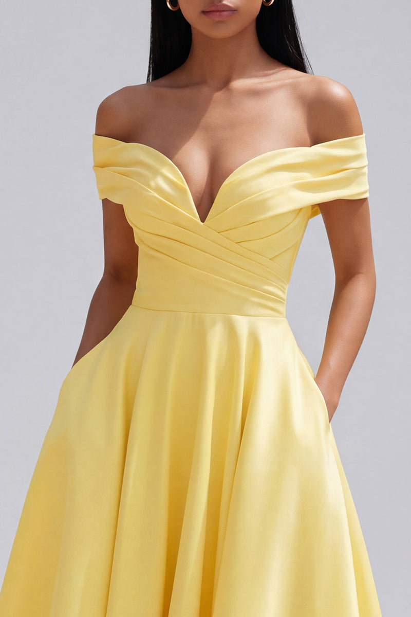 Laden Sie das Bild in den Galerie-Viewer, Off-the-shoulder gelbes, gerafftes A-Linien-Maxikleid mit Taschen