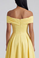 Laden Sie das Bild in den Galerie-Viewer, Off-the-shoulder gelbes, gerafftes A-Linien-Maxikleid mit Taschen