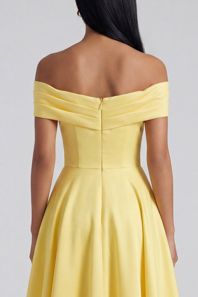 Laden Sie das Bild in den Galerie-Viewer, Off-the-shoulder gelbes, gerafftes A-Linien-Maxikleid mit Taschen