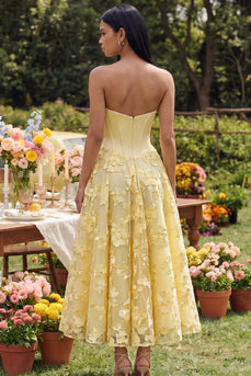 Trägerloses gelbes Blumen-A-Linie-Midi-Kleid