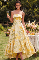 Laden Sie das Bild in den Galerie-Viewer, Gelbes trägerloses A-Linie hoch-niedriges Blumenkleid