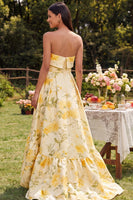 Laden Sie das Bild in den Galerie-Viewer, Gelbes trägerloses A-Linie hoch-niedriges Blumenkleid
