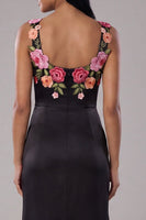 Laden Sie das Bild in den Galerie-Viewer, Schwarzes, quadratisches Satin-Scheiden, lange Blumenkleid mit Schlitz