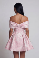 Laden Sie das Bild in den Galerie-Viewer, Rosa Jacquard A-Line-Off-the-shoulder Mini-Homecoming-Kleid mit Schleife