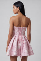 Laden Sie das Bild in den Galerie-Viewer, A-Linie pinkes Jacquard Sweetheart Mini-Homecoming-Kleid mit Rüschen und Schleife