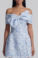 Laden Sie das Bild in den Galerie-Viewer, Off-the-shoulder blaues Jacquard A-Line Mini-Homecoming-Kleid mit Schleife