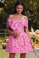 Laden Sie das Bild in den Galerie-Viewer, Off-the-shoulder A-Linie fuchsiafarbenes Jacquard Mini-Homecoming-Kleid mit Schleife