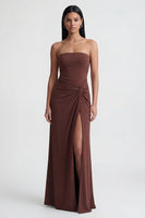 Laden Sie das Bild in den Galerie-Viewer, Trägerloses, braunes, gerafftes Sheath langes Festkleid