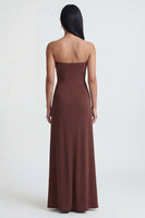 Laden Sie das Bild in den Galerie-Viewer, Trägerloses, braunes, gerafftes Sheath langes Festkleid